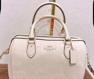 B16-001 NWT Coach Oat Signature Pebbled Leather Medium Rowan